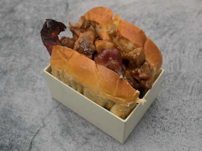 Brioche con Pollo a la Parrilla y Salsa BBQ