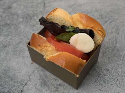 Brioche Mozzarella y Pesto
