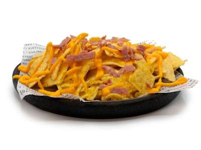 Nachos con salsa cheddar y bacon