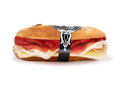 68. Jamón Gran Reserva, pimiento rojo y queso madurado