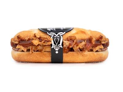 44. Pollo, cebolla crujiente y salsa BBQ
