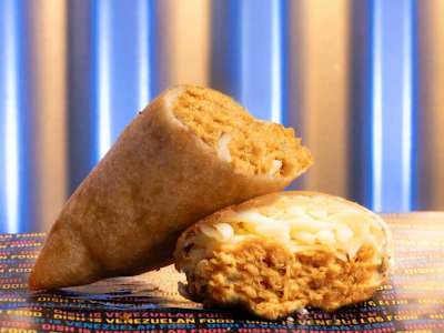 Empanada de Pollo y Queso Amarillo