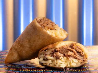 Empanada de Carne Mechada y Queso Amarillo