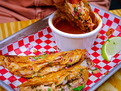QUESATACOS DE BIRRIA DE POLLO (DC)