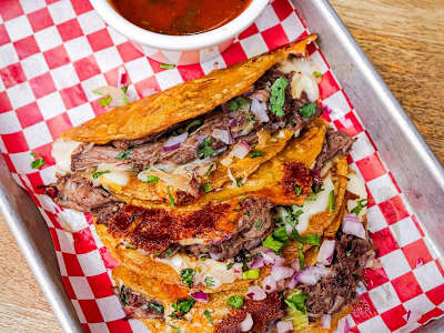 QUESATACOS DE BIRRIA DE CERDO (DC)