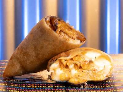 Empanada de Plátano Macho Maduro y Queso Blanco
