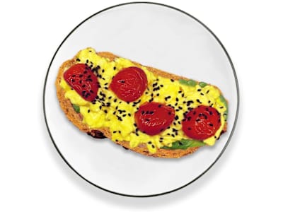 Tosta de huevos revueltos cremosos y aguacate