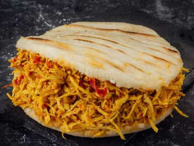Arepa (Libre de gluten) de Pollo Guisado  Combína la a tu gusto