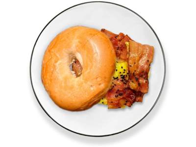 Bagel de bacon y huevos revueltos cremosos