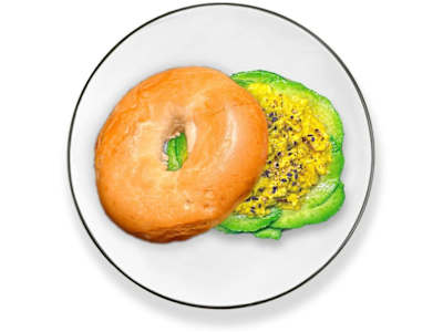 Bagel de aguacate y huevos revueltos cremosos