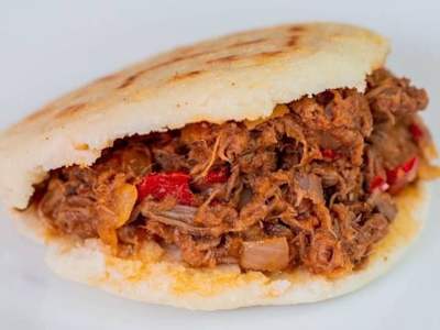 Arepa (Libre de gluten)  Carne Mechada  Combínala a tu gusto