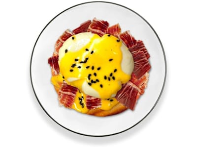 Huevo benedictino con jamón ibérico