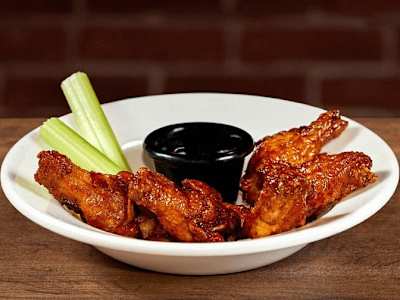 FRIDAYS SIGNATURE WHISKEY-GLAZE WINGS