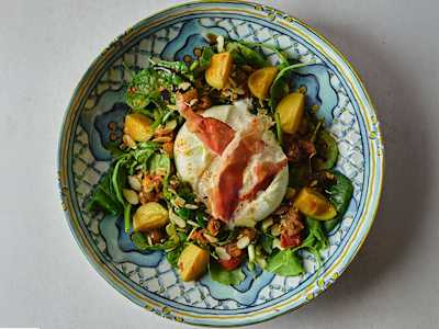 Insalata italiana di burrata e caponata