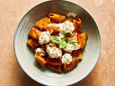 Rigatone al huevo, con salsa  pomodoro rosso y burrata fresca