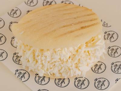 Arepa con queso rallado