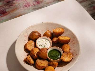 Patatas campestres con salsa de alioli de cítricos y pesto de pistachos