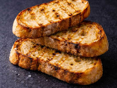RACIÓN DE PAN  TOSTADO AL CARBÓN