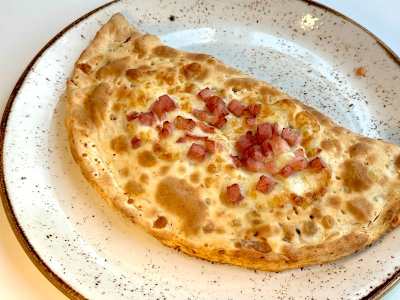 CALZONE DE JAMON Y BACON