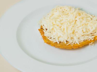 PATACÓN CON QUESO RALLADO
