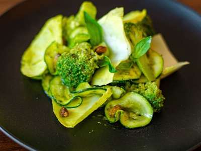 Ensalada Crujiente de Brócoli y Calabacín