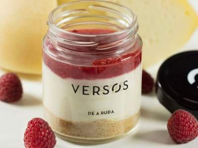 Cheesecake con mermelada de fresa