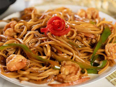 24. Tallarines Fritos con Gambas