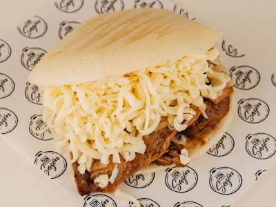 Arepa de Pernil con queso amarillo