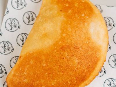 Empanada de cazón y queso