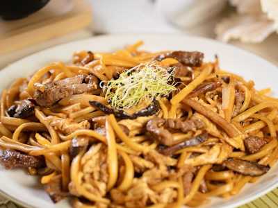 23. Tallarines Fritos con Ternera, Bambú y Setas