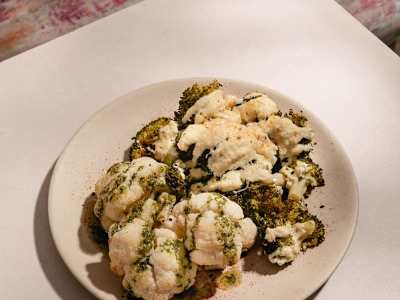 Brócoli con bechamel de almendras y Coliflor con aceite de albahaca