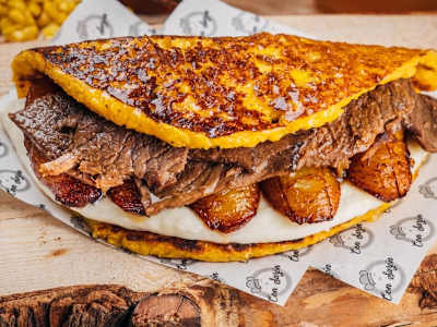 Cachapa con carne de parrilla y platano maduro