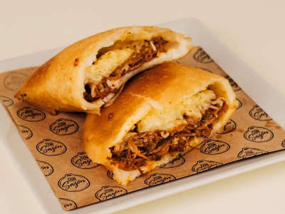 Empanada carne mechada con queso amarillo
