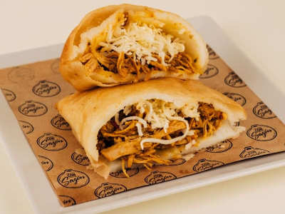 Empanada pollo con queso amarillo