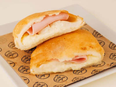 Empanada de jamón y queso