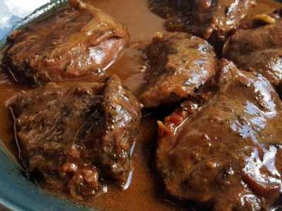 Carrillera de cerdo al vino tinto, con guarnición de patatas
