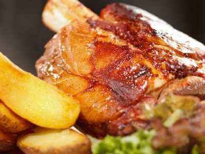 Codillo de cerdo con patatas