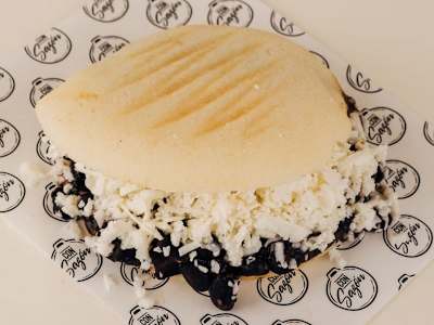 Arepa Dominó