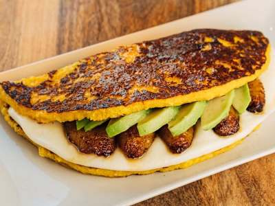 Cachapa con platano maduro y aguacate