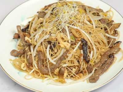26. Fideos de Arroz con Ternera