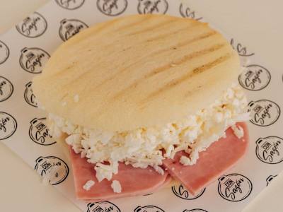 Arepa con jamón y queso