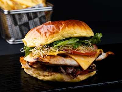 BURGUER CHICKEN CARBONERO + PATATAS