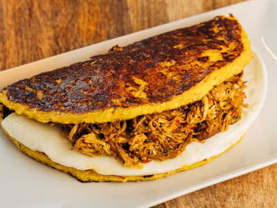 Cachapa de pollo mechado