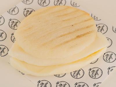 Arepa con queso guayanés