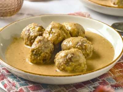 Albóndigas con salsa de almendras y patatas fritas