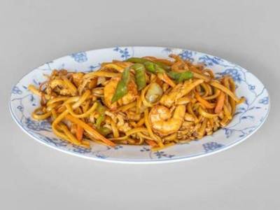 22. Tallarines Fritos con Tres Delicias