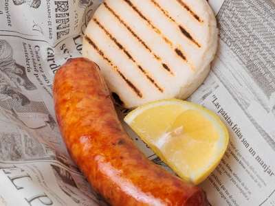 CHORIZO CON AREPA
