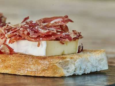 Tosta de Brie fundido con Paletilla Ibérica