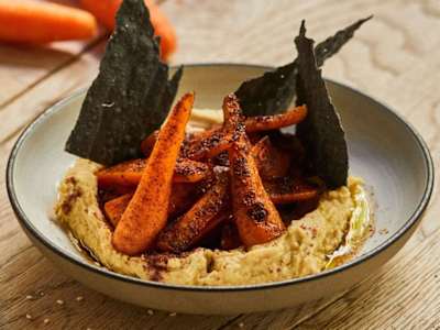Hummus cremoso con Zanahorias asadas