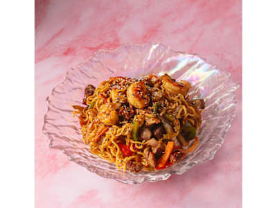 Yakisoba de Langostinos y Pluma